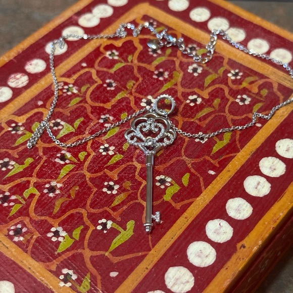 NWOT Silver Tone Key Pendant Necklace With Rhinestone Accents - Picture 4 of 6